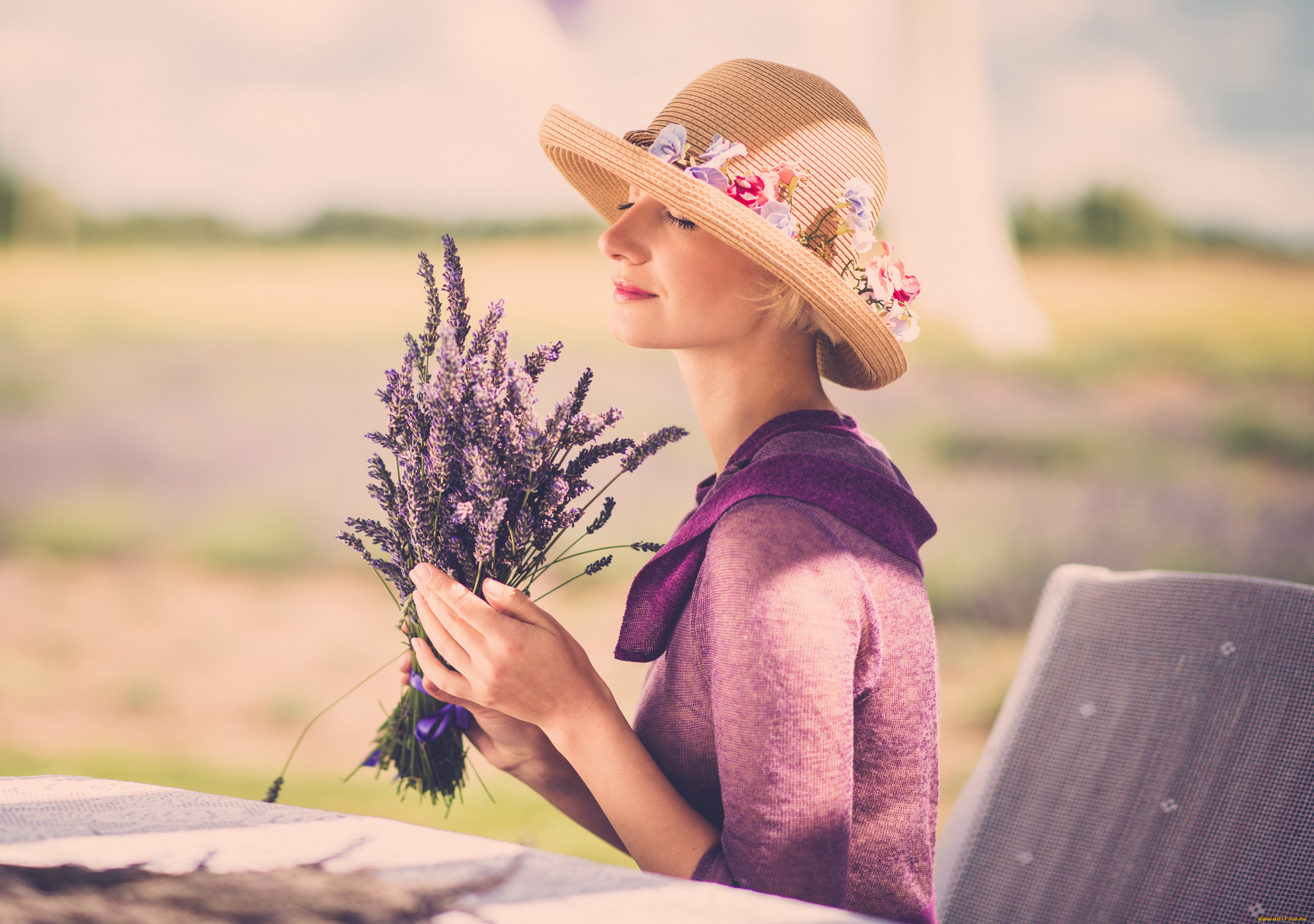 Леди лета. Лаванда Lady Lavender. Девушка в шляпке с цветами. Женщина в шляпе с цветами. Девушка в шляпе с цветком.